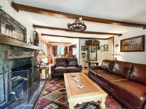 Χώρος καθιστικού στο Peaceful Mountainside Cabin Retreat