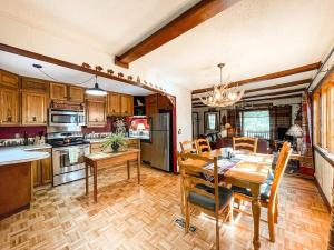 Η κουζίνα ή μικρή κουζίνα στο Peaceful Mountainside Cabin Retreat +16 φωτογραφίες