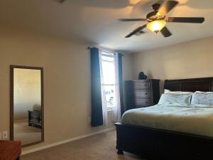 - une chambre avec un ventilateur de plafond et un miroir dans l'établissement La Casa Luna, à El Paso