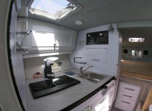 een keuken in een camper bij Luxury boat karamba in San Miguel de Abona +17 foto's