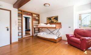 Una sala de estar con un sofá rojo y una silla. en Vatican-Metro A Panoramic Penthouse with Jacuzzi, en Roma