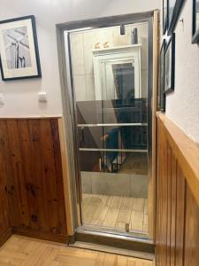 een glazen schuifdeur in een kamer met een trap bij Małe Schronisko in Szczyrk