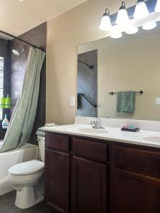 une salle de bain avec un lavabo, des toilettes et un miroir dans l'établissement La Casa Luna, à El Paso 40 autres photos