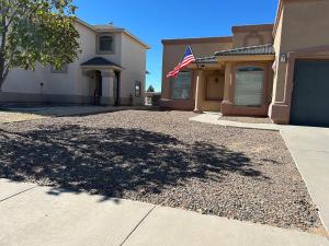 une maison avec drapeau devant une allée dans l'établissement La Casa Luna, à El Paso