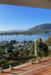 una vista de un lago desde una casa en Tairua Views, en Tairua 11 fotos más