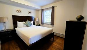 ein Schlafzimmer mit großem Bett und Fenster in der Unterkunft PRC Annex - Pet Friendly in Canmore + 69 Fotos