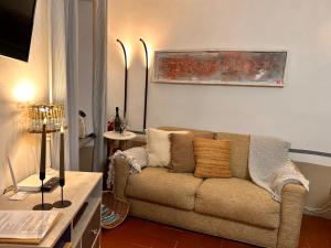 Una sala de estar con un sofá con almohadas. en Compagnia del mare, Cinque terre Full Apt X 2, centro storico,5 minuti dal mare!, en Riomaggiore