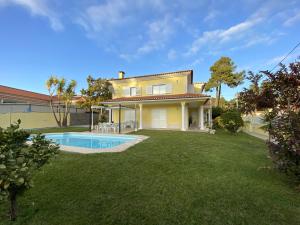 a house with a swimming pool in a yard at B House Verdizela in Corroios