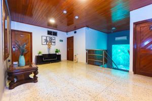 une pièce vide avec un aquarium et une porte dans l'établissement Hotel Med Suites 94, à Barranquilla