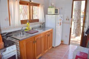 Les Hirondelles BED&BREAKFAST في بيريابوليس: مطبخ مع مغسلة وثلاجة بيضاء +19 صورة