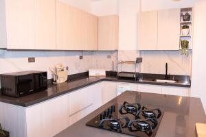 杰里科Loft Moderno junto al Monasterio de Jericó的厨房配有白色橱柜和炉灶烤箱 更多14张照片