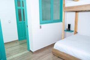 杰里科Loft Moderno junto al Monasterio de Jericó的一间卧室，里面有一张双层床和蓝色的门。