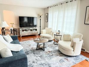 丹维尔Spacious 4BR Retreat with Salt Water Pool and Hot Tub的有两张沙发和一台电视的客厅