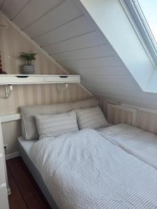 a bedroom with a bed in a attic at Flott leilighet med fantastisk utsikt in Stavanger