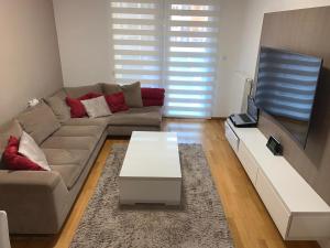 TV a/nebo společenská místnost v ubytování Garden Pejton Ilidza Sarajevo + 3 fotografie