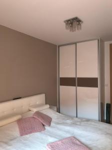 Postel nebo postele na pokoji v ubytování Garden Pejton Ilidza Sarajevo