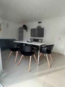 a dining table and chairs in a living room at El Rodadero, 4 habitaciones con piscina y terraza in Gaira