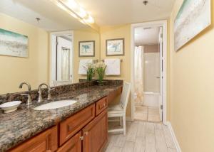 un bagno con lavandino e WC di Phoenix VI 6610 condo a Orange Beach Altre 44 foto