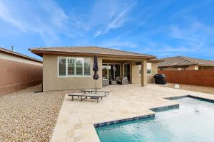 マラーナにあるBlue Agave Dreamsのスイミングプールと傘付きの家