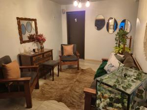 un soggiorno con un divano, un tavolo e delle sedie di Hotel El-Shaday a Vila Nova do Sul