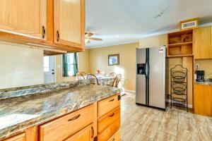 モーガントンにあるBlue Ridge Foothills Hideaway Near Lake Jamesのキッチン(木製キャビネット、冷蔵庫付)