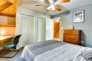 モーガントンにあるBlue Ridge Foothills Hideaway Near Lake Jamesのベッドと天井扇風機のある寝室