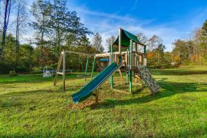 モーガントンにあるBlue Ridge Foothills Hideaway Near Lake Jamesの公園内の滑り台のある遊び場