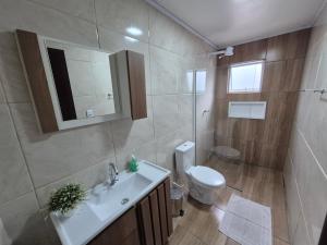 un bagno con lavandino e WC di Hotel El-Shaday a Vila Nova do Sul