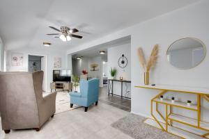 a living room with a blue chair and a mirror at 21 Mi to Dtwn Columbus Quiet Country Escape in Pataskala