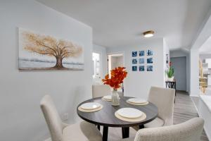 a dining room with a table and chairs at 21 Mi to Dtwn Columbus Quiet Country Escape in Pataskala