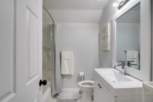 a bathroom with a sink and a toilet and a shower at 21 Mi to Dtwn Columbus Quiet Country Escape in Pataskala +16 photos