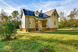 モーガントンにあるBlue Ridge Foothills Hideaway Near Lake Jamesの庭にある青い屋根の黄色い家