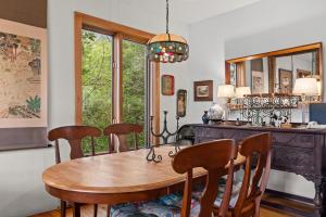 Kuchyň nebo kuchyňský kout v ubytování Bootleg Hollow + 22 fotografií