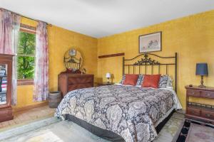 Postel nebo postele na pokoji v ubytování Bootleg Hollow