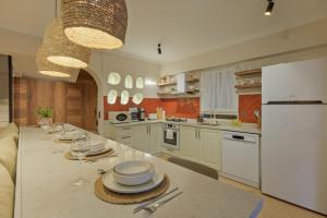 een keuken met een tafel met borden erop bij Mediterranean Villa with Private Pool in Fethiye