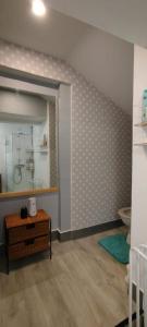 a bathroom with a sink and a toilet at Jura entre Lacs et Montagnes Charmant studio cosy de 38 m2 in Orgelet