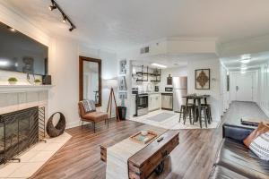 Kuchyň nebo kuchyňský kout v ubytování 2 Mi to Dollywood! Golfview Resort Condo with Pools