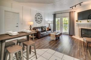 Posezení v ubytování 2 Mi to Dollywood! Golfview Resort Condo with Pools