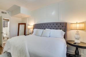 Postel nebo postele na pokoji v ubytování 2 Mi to Dollywood! Golfview Resort Condo with Pools + 17 fotografií