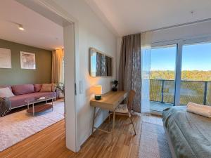 ein Wohnzimmer mit Sofa und Tisch in der Unterkunft Ruheoase mit Parkblick - 15 Min Zentrum - Therme & Gym in Wien