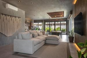 图卢姆6BR Villa at Premium Location 24 h Security的客厅里有一张白色的沙发和一张桌子