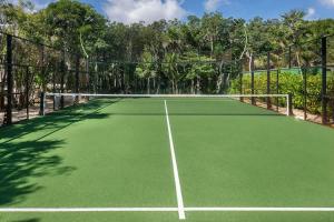 图卢姆6BR Villa at Premium Location 24 h Security的上面有网的网球场 更多24张照片