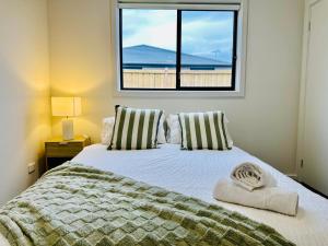 Ένα ή περισσότερα κρεβάτια σε δωμάτιο στο Spacious- 4-bedroom house near Airport