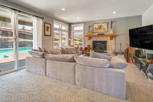 Posezení v ubytování Private Pool and Mtn Views Stunning Ashland Home