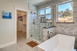 Koupelna v ubytování Private Pool and Mtn Views Stunning Ashland Home + 22 fotografií