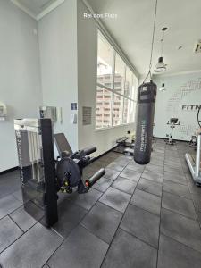 戈亚尼亚Metropolitan Barcelona By Rei dos Flats的地板上放着沙袋的健身房