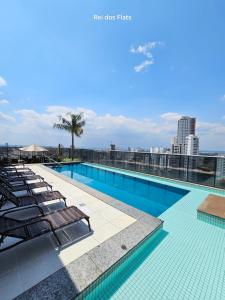 戈亚尼亚Metropolitan Barcelona By Rei dos Flats的建筑物屋顶上的游泳池