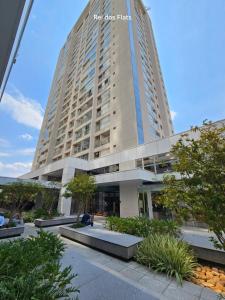 戈亚尼亚Metropolitan Barcelona By Rei dos Flats的一座大楼，前面有很多植物