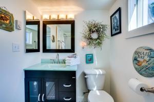 Ocean View with Hot Tub Miles Of Sandy Beach! Abalone Beach Cottage في San Marine: حمام مع حوض ومرحاض +22 صورة