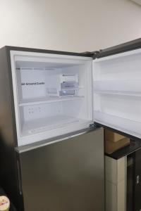 ein leerer Kühlschrank mit offener Tür in einer Küche in der Unterkunft TACACÁ HOSTEL - Localização Privilegiada in Belém